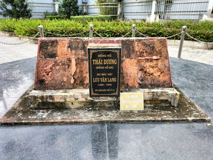 Đồng hồ đá hơn 100 tuổi 'có một không hai' ở Việt Nam kêu cứu - 2