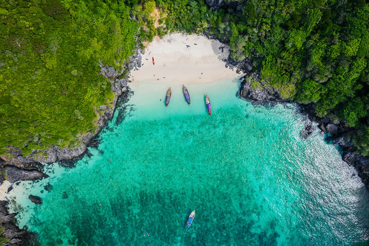 Maya Bay (Vịnh Maya) ở Thái Lan thường gắn liền với cái tên The Beach. 
