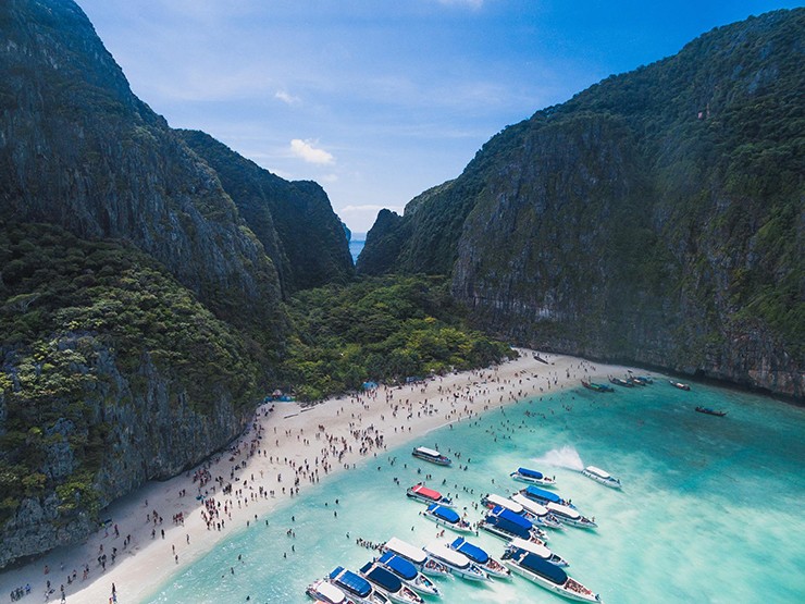 Maya Bay đã đóng cửa với du khách từ năm 2018 để phục hồi môi trường biển và đảm bảo bảo tồn các hệ sinh thái quý giá.
