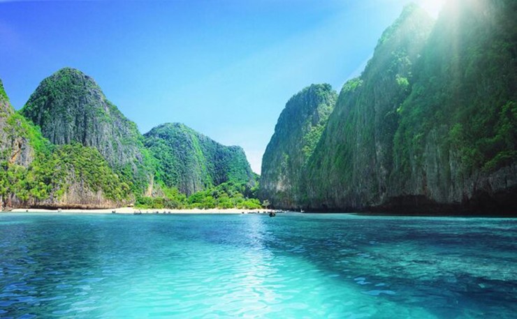 Hiện tại, Maya Bay vẫn đóng cửa và không cho phép tàu thuyền tiếp cận.
