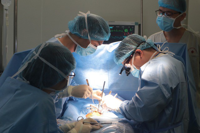 Nghẹt thở ca phẫu thuật 'vá tim' cho em bé 40 ngày tuổi mắc tim bẩm sinh phức tạp - 1