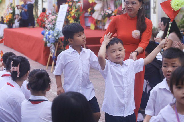 Khai giảng tại ngôi trường đặc biệt ở Hà Nội, dùng tay hát quốc ca - 1