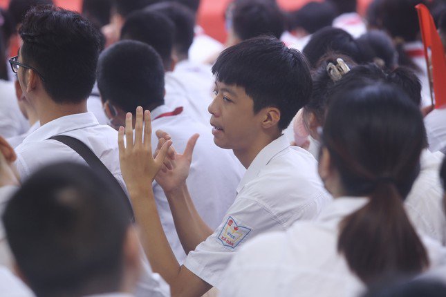 Khai giảng tại ngôi trường đặc biệt ở Hà Nội, dùng tay hát quốc ca - 19