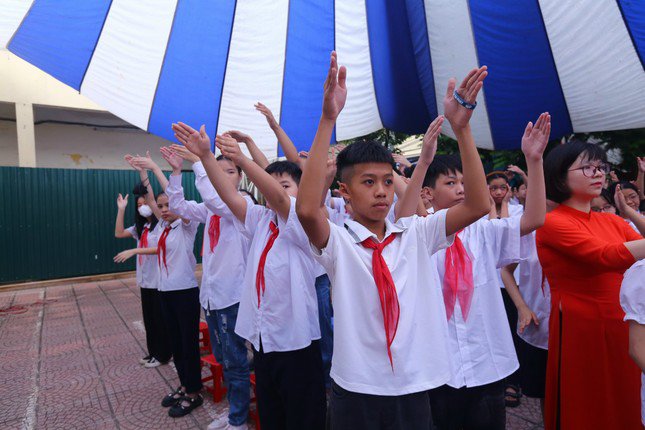 Khai giảng tại ngôi trường đặc biệt ở Hà Nội, dùng tay hát quốc ca - 16