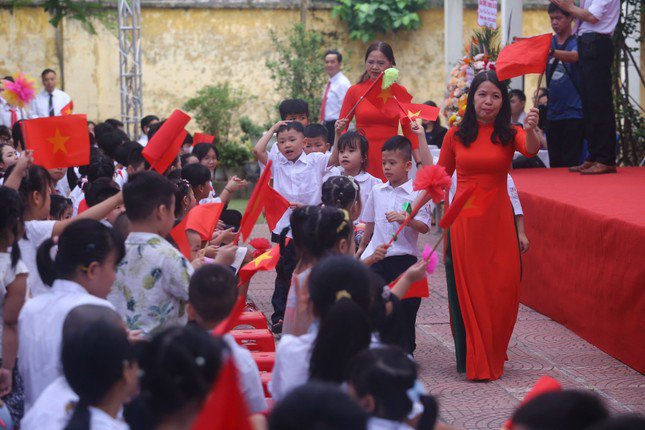 Khai giảng tại ngôi trường đặc biệt ở Hà Nội, dùng tay hát quốc ca - 9