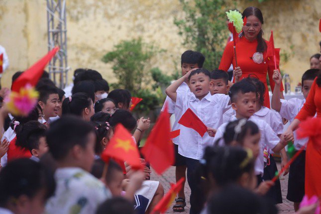 Khai giảng tại ngôi trường đặc biệt ở Hà Nội, dùng tay hát quốc ca - 8