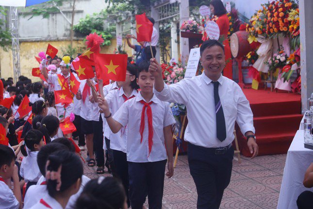 Khai giảng tại ngôi trường đặc biệt ở Hà Nội, dùng tay hát quốc ca - 10
