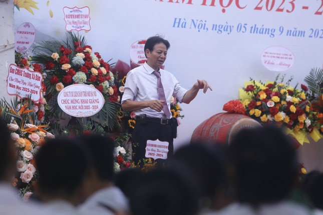 Khai giảng tại ngôi trường đặc biệt ở Hà Nội, dùng tay hát quốc ca - 23