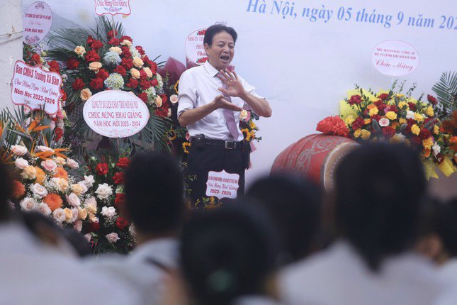 Khai giảng tại ngôi trường đặc biệt ở Hà Nội, dùng tay hát quốc ca - 22