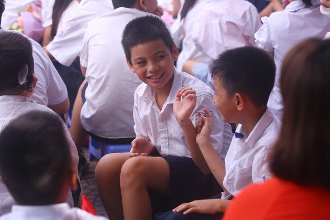Khai giảng tại ngôi trường đặc biệt ở Hà Nội, dùng tay hát quốc ca - 14
