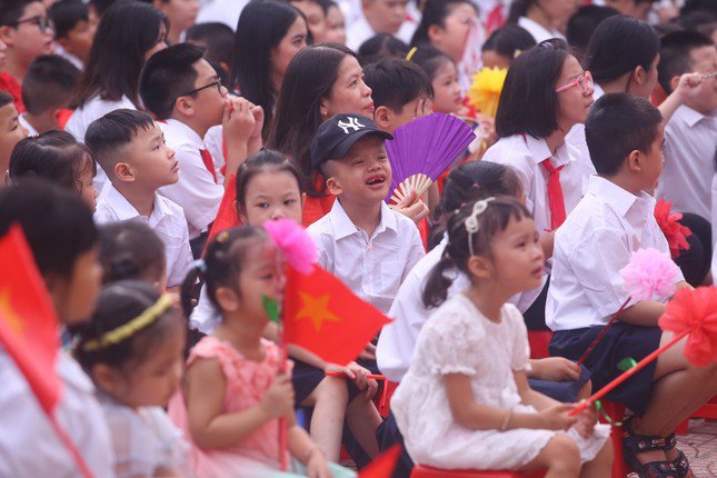 Khai giảng tại ngôi trường đặc biệt ở Hà Nội, dùng tay hát quốc ca - 4