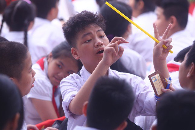 Khai giảng tại ngôi trường đặc biệt ở Hà Nội, dùng tay hát quốc ca - 12