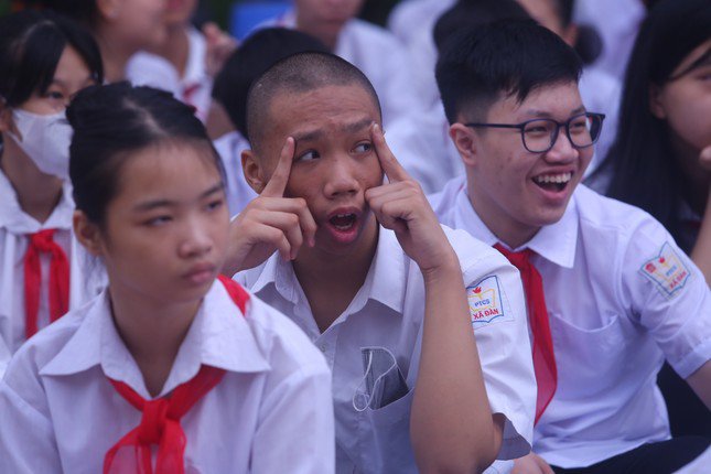 Khai giảng tại ngôi trường đặc biệt ở Hà Nội, dùng tay hát quốc ca - 11