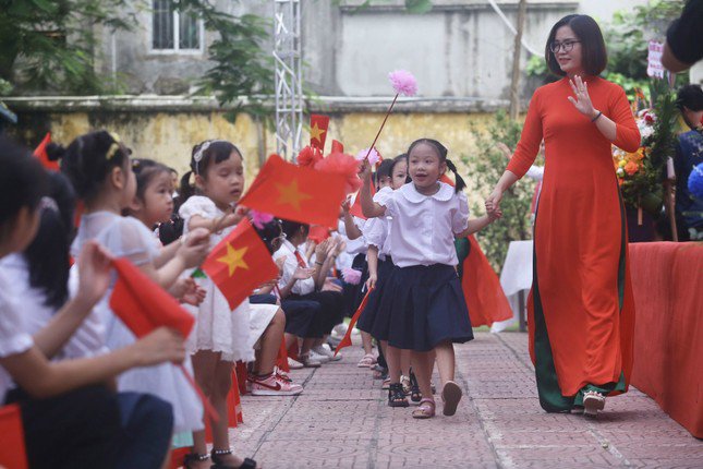 Khai giảng tại ngôi trường đặc biệt ở Hà Nội, dùng tay hát quốc ca - 25