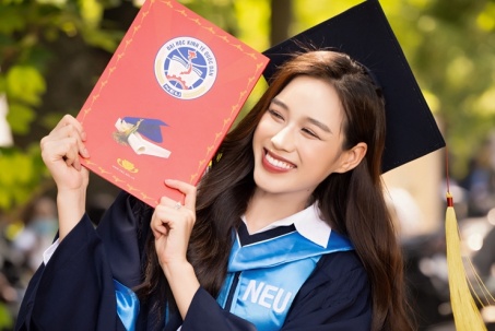 Đỗ Thị Hà "gây sốt" vì hình ảnh xinh đẹp trong ngày tốt nghiệp Đại học