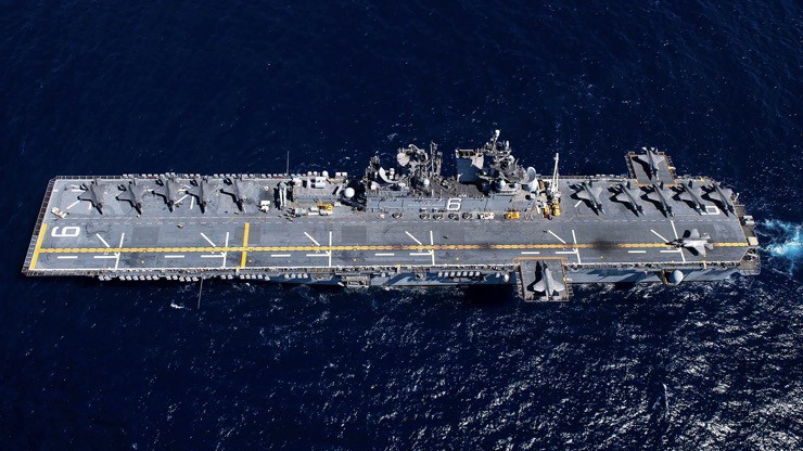 Tàu đổ bộ tấn công USS America còn được coi là tàu sân bay cỡ nhỏ với khả năng mang theo tối đa 20 tiêm kích tàng hình F-35B.