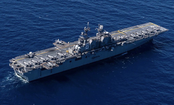 Tàu đổ bộ tấn công USS America của Mỹ có lượng giãn nước khoảng 45.000 tấn.