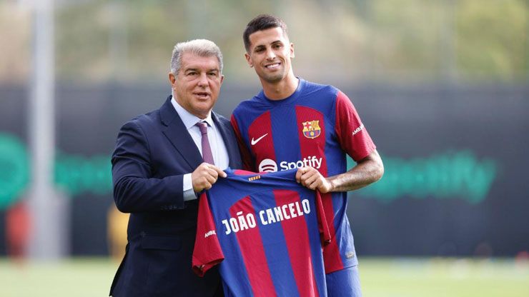 Chủ tịch Laporta bên cạnh tân binh Cancelo chiêu mộ từ Man City