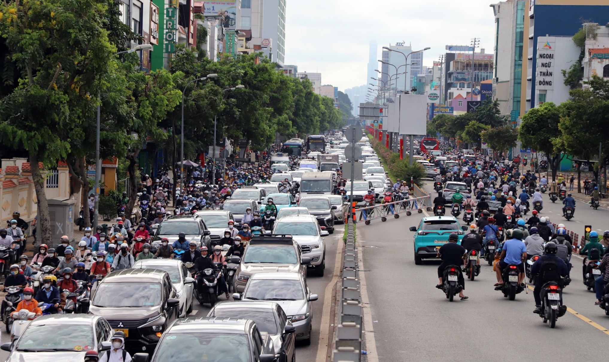 7h40, dòng xe nhích từng chút một trên đường Cộng Hòa và Trường Chinh (quận Tân Bình). Đây là những tuyến đường thường xuyên xảy ra ùn tắc giao thông giờ cao điểm, đặc biệt trước và sau các kỳ nghỉ lễ, Tết.