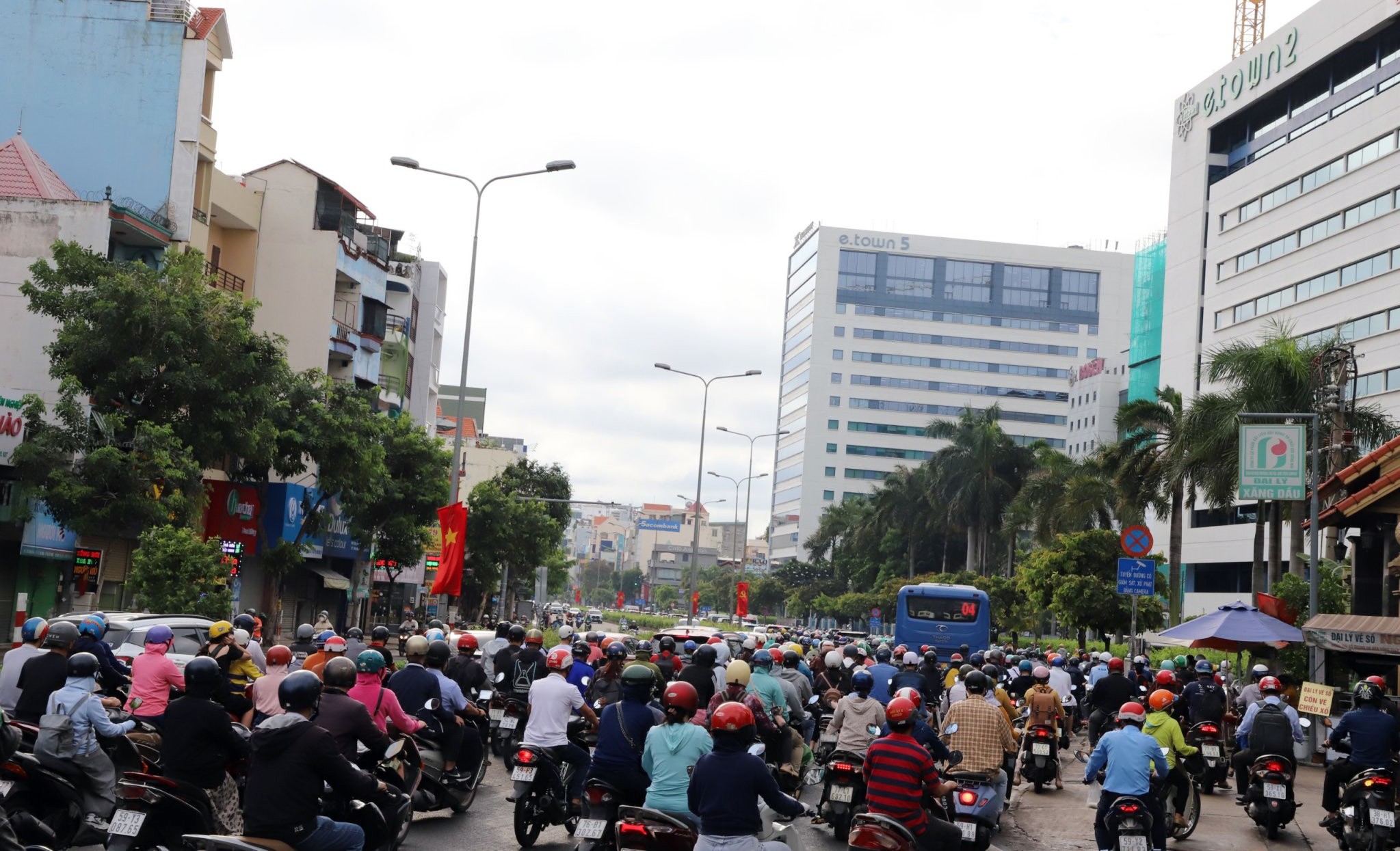 Tắc đường kéo dài, người dân lại chật vật đi làm sau kỳ nghỉ lễ - 19