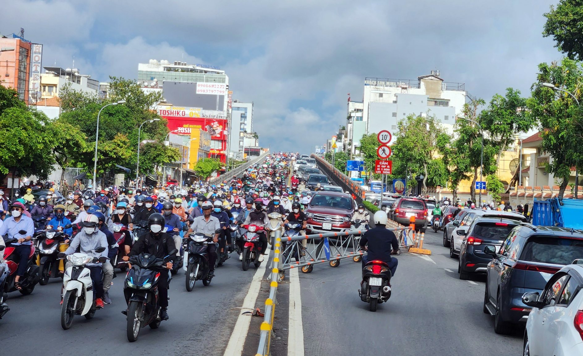 Trên và đường dưới cầu vượt Hoàng Hoa Thám đều đông phương tiện