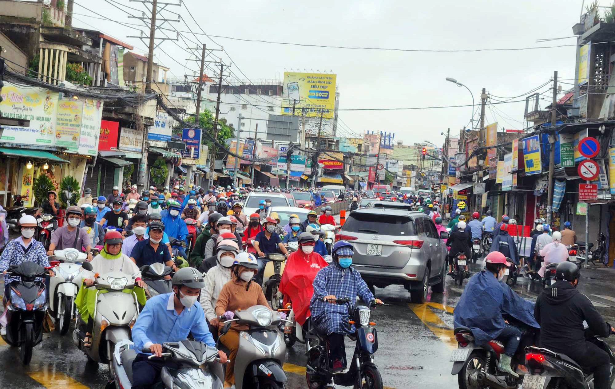 Tình trạng ùn tắc ngày đầu làm việc sau kỳ nghỉ lễ cũng xảy ra tại một số tuyến đường ở các quận Bình Thạnh, Tân Bình, Gò Vấp, TP Thủ Đức...&nbsp;Trên đường Trường Chinh (đoạn giao từ Tân Kỳ Tân Quý đến Cách Mạng Tháng Tám (quận Tân Bình), xe máy, ôtô xếp hàng dài, chen chúc trên đường vào trung tâm thành phố.