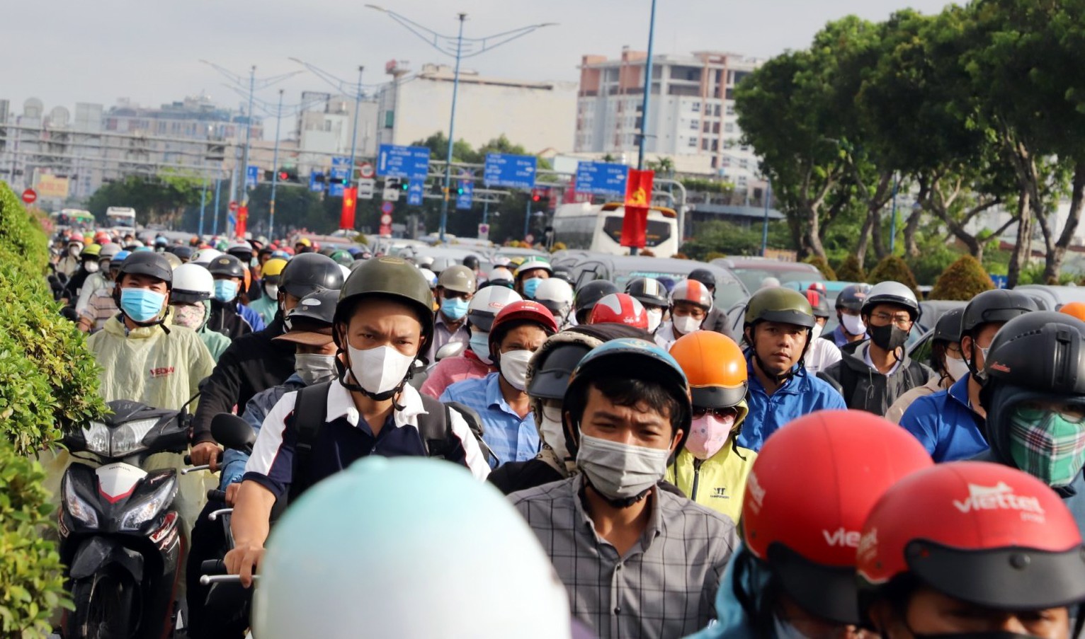 “Đường Cộng Hòa này ngày nào cũng kẹt xe nhưng hôm nay ùn tắc nhiều hơn. Chỉ có khoảng 3km nhưng phải mất 35 phút để di chuyển. Kẹt xe, khói bụi, tiếng động cơ, tiếng còi xe khiến tôi mệt mỏi”, chị Lê Thị Linh ngụ quận Bình Tân chia sẻ.