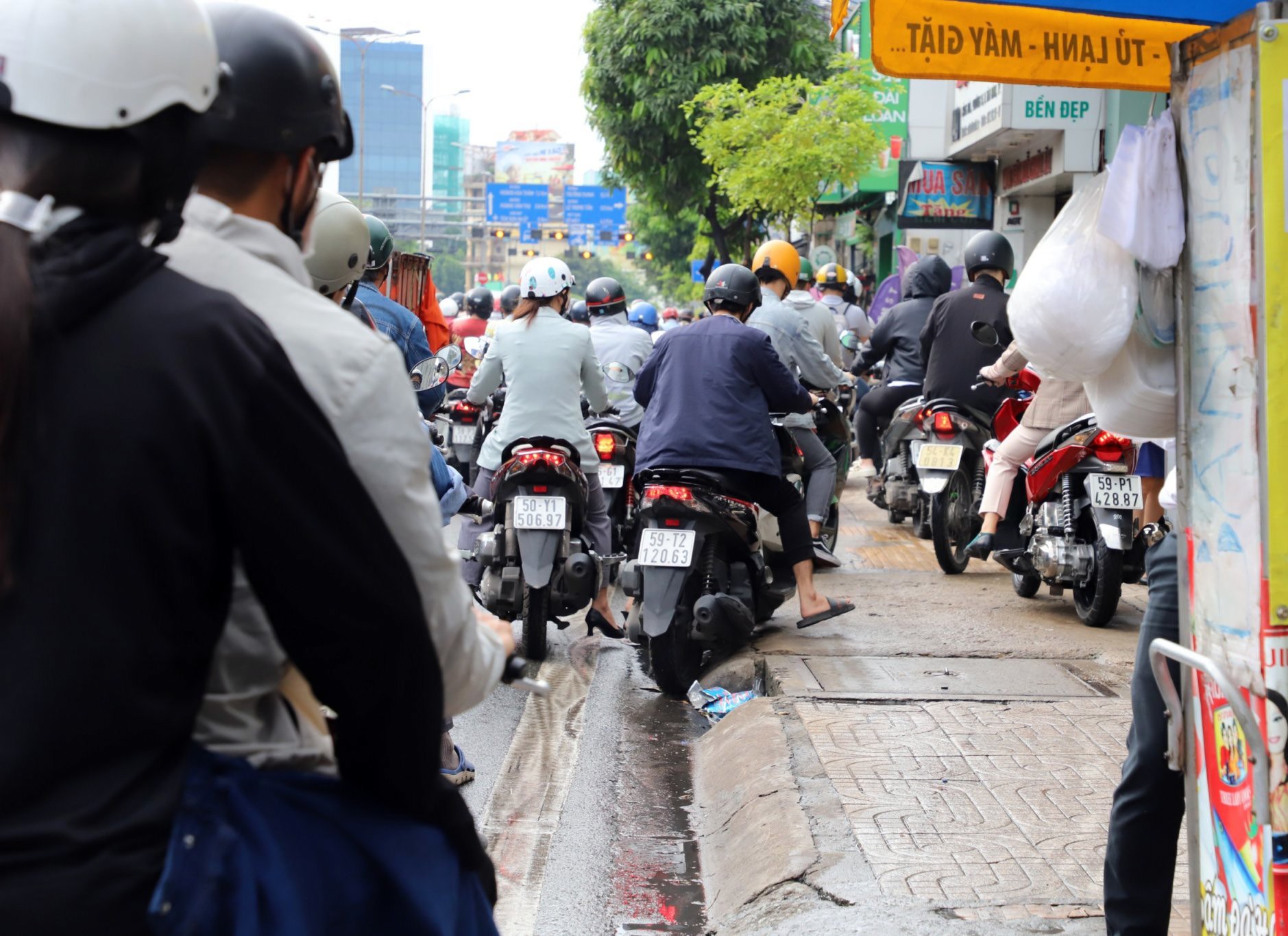 Nhiều người điều khiển xe di chuyển trên vỉa hè để thoát khỏi kẹt xe. Đến hơn 9h30 sáng nay, tình trạng ùn tắc giao thông trên các tuyến đường Cộng Hòa, Trường Chinh vẫn còn một số đoạn.