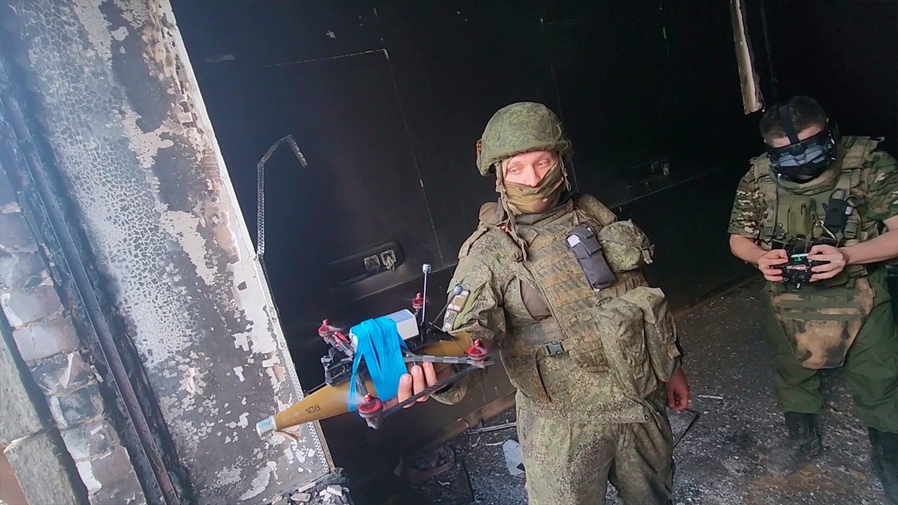 Video: Nga hé lộ cách gắn đầu đạn vào UAV tự sát, tập kích nơi ẩn náu của binh sĩ Ukraine - 1