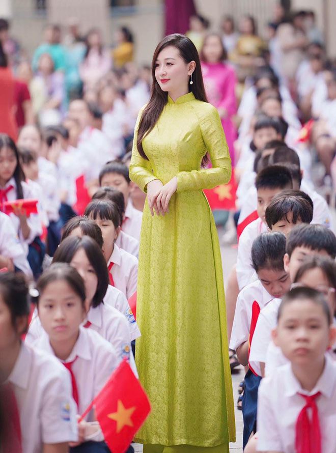 Cô giáo Hà thành nổi nhất mùa khai giảng 2023 vì quá xinh - 1
