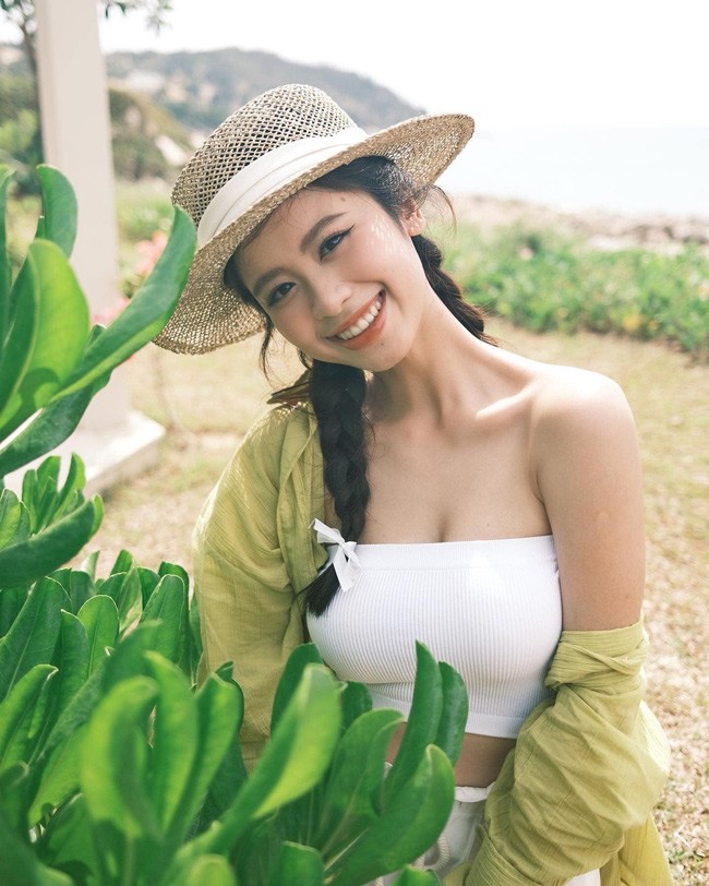 Cô nàng hiện đang hẹn hò với vlogger Huyme. Hai người còn úp mở tiết lộ chuyện đang sống chung nhà.&nbsp;
