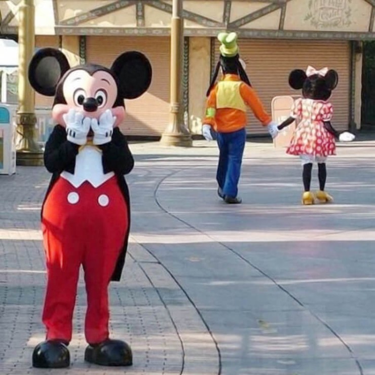 Chuột Mickey sốc khi chứng kiến ​​Goofy bước đi cùng Chuột Minnie.
