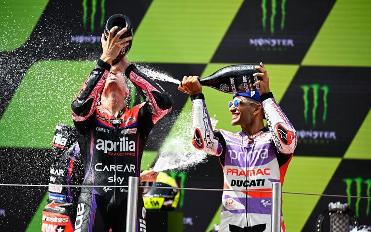 Martin ăn mừng podium cùng người bạn thân A. Espargaro