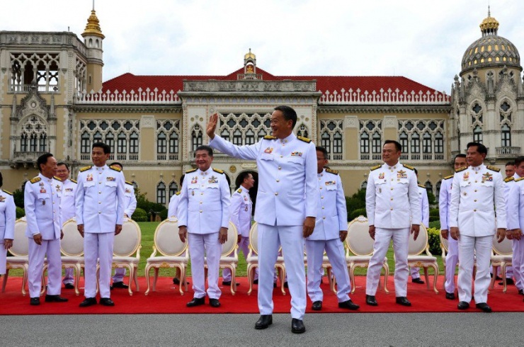 Tân Thủ tướng Thái Lan Srettha Thavisin (vẫy tay chào) cùng các thành viên nội các trước toà nhà chính phủ hôm 5-9. Ảnh: REUTERS