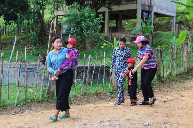 Giáo viên vào tận bản đón từng em đi khai giảng - 1