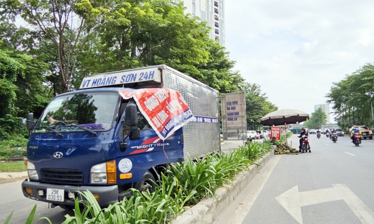 Làn đường cho xe thô sơ bị các xe tải vận chuyển hàng hóa chiếm dụng.