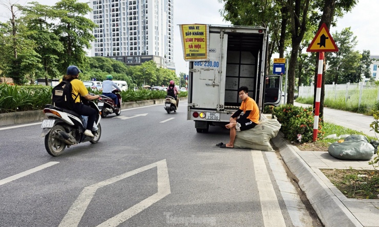 Thậm chí, chiếc xe tải này ngang nhiên đỗ ngay trước điểm xe buýt.