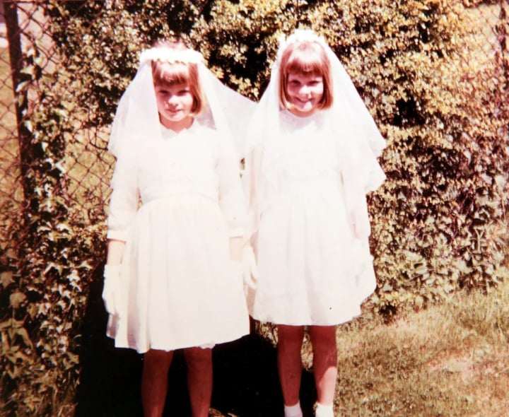 Cặp chị em song sinh lớn tuổi dành hơn 2 thập kỷ để mặc đồ đôi - 5