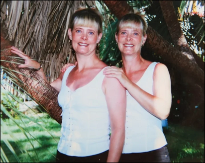 Cặp chị em song sinh lớn tuổi dành hơn 2 thập kỷ để mặc đồ đôi - 4
