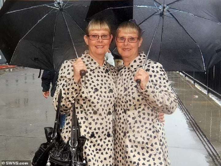 Cặp chị em song sinh lớn tuổi dành hơn 2 thập kỷ để mặc đồ đôi - 3