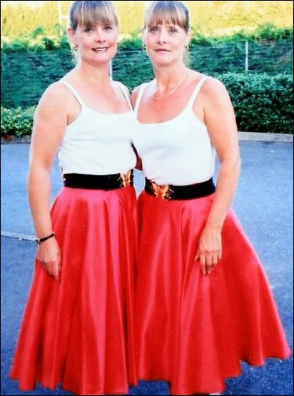 Cặp chị em song sinh lớn tuổi dành hơn 2 thập kỷ để mặc đồ đôi - 8