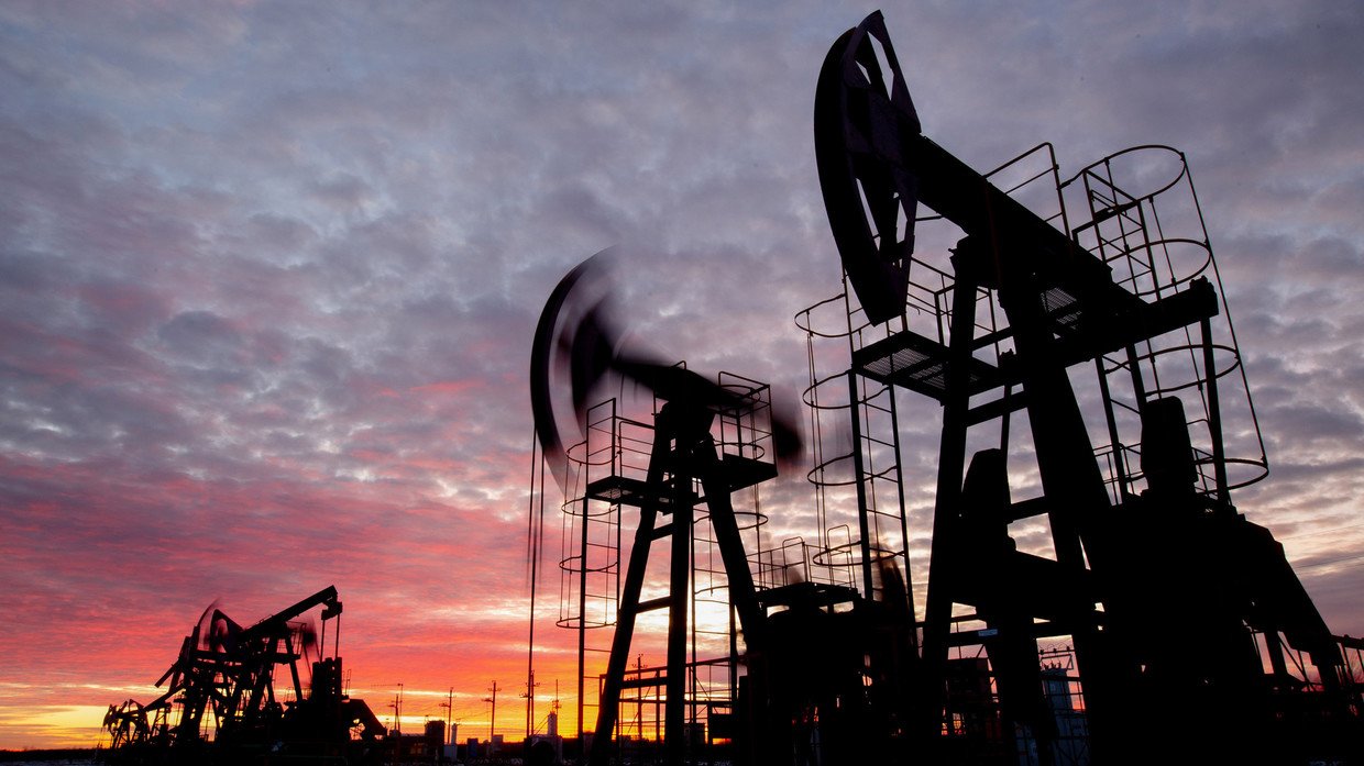 Giá dầu tăng mạnh sau động thái của Nga, Ả Rập Saudi - 1