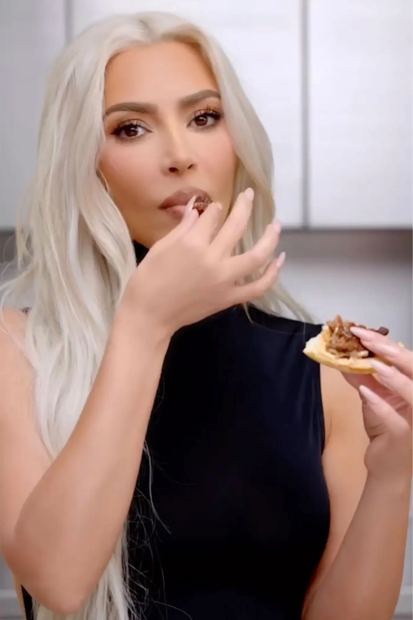 Kim Kardashian sinh nở 4 lần, ngoài 40 tuổi vẫn có body "sóng nước" nhờ cách ăn này - 1