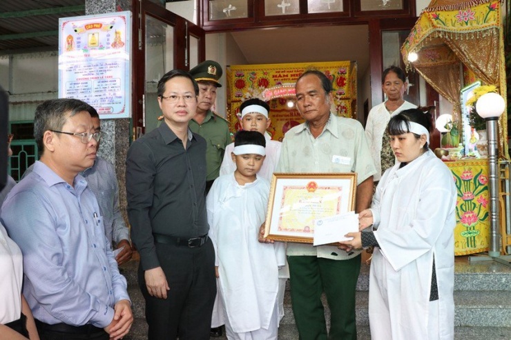 Vụ cháy ở Bình Thuận: Truy tặng Huân chương Dũng cảm cho người phụ hồ - 1