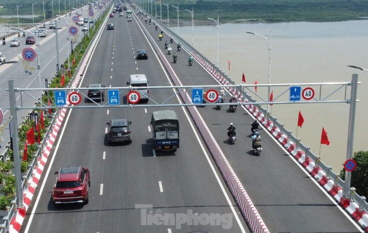 Theo phương án tổ chức giao thông của Sở GTVT Hà Nội phục vụ cầu Vĩnh Tuy mở rộng thông xe, ô tô được cắm biển lưu thông tối đa 60 km/h, xe máy 40 km/h.