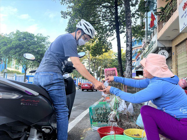 Chợ sâu bọ còn gọi là chợ… đàn ông bởi chỉ có đàn ông đến mua côn trùng về nuôi chim, cá