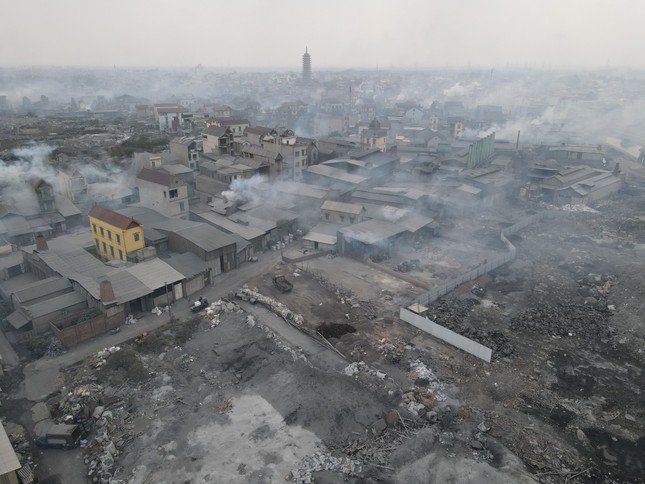 Cuộc sống khắc nghiệt tại ngôi làng bị gần 400 nghìn tấn rác thải bủa vây - 3