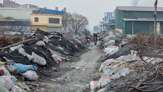 Cuộc sống khắc nghiệt tại ngôi làng bị gần 400 nghìn tấn rác thải bủa vây - 1