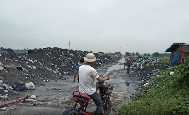Cuộc sống khắc nghiệt tại ngôi làng bị gần 400 nghìn tấn rác thải bủa vây - 4