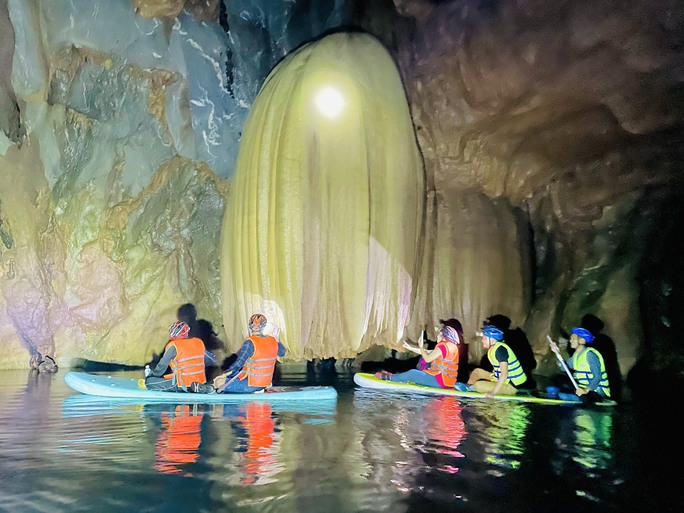 Cận cảnh vẻ đẹp mê hồn của hang Sơn Nữ vừa phát hiện ở Quảng Bình - 1